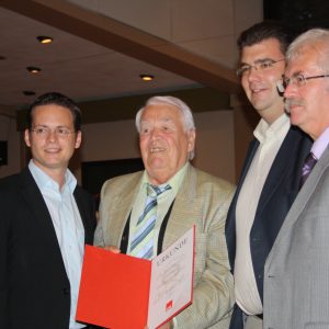 Tobias Eckert, Peter Rompf und Helmut Jung gratulieren Erich Meffert zu 60 Jahren SPD-Mitgliedschaft