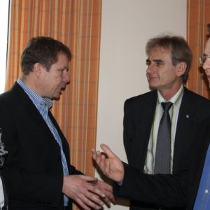 Hildegard Pfaff, Knut John, Ulrich Becker sowie Tobias Eckert im Gespräch