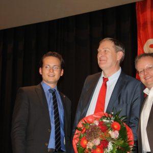 Tobias Eckert und Dr. Stephan Wetzel gratulieren dem Kandidaten