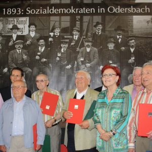 Länger als 60 Jahre Mitglied - eine Ehrenurkunde für die treuen Genossen