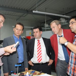 Thorsten Meuser zeigt den interessierten Besuchern eine Linse