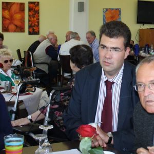 Hans Eichel im Gespräch mit Bewohnern des Sozialzentrums